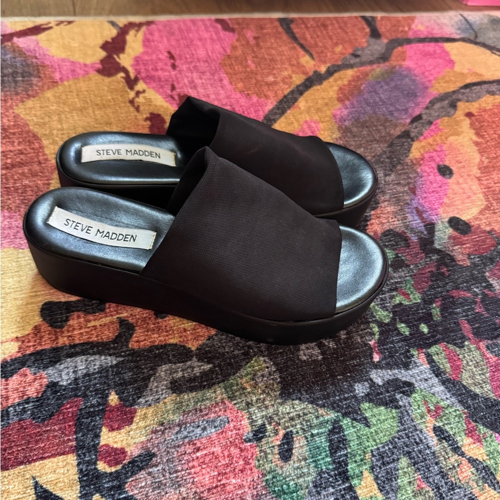 Steve Madden Black Platform 90’s Slides